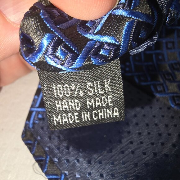 MENS SILK TIE BLACK WITH BLUE SQUARE DESIGN CLASSY TIE EXCELLENT CONDITION - Picture 4 of 5